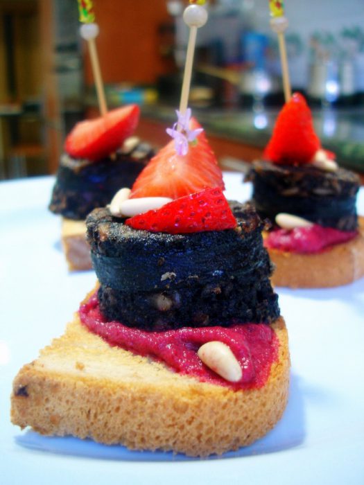 Pincho de Morcilla con crema de remolacha, fresas y piñones 4 Pincho de Morcilla con crema de remolacha, fresas y piñones