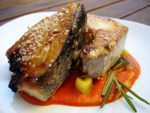 Bonito a la plancha en salsa de piquillos Bonito a la plancha en salsa de piquillos