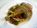 Muslos de pavo estofados con alcachofas y piñones Muslos de pavo estofados con alcachofas y piñones