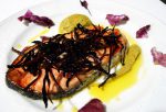Salmón al horno con emulsión de Romanescu y espagueti de mar Salmón al horno con emulsión de Romanescu y espagueti de mar