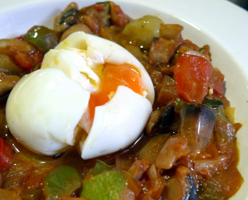 Fritada de verduras con huevo poché Fritada de verduras con huevo poché