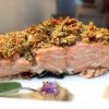 Salmón con costra de pan de centeno y nueces