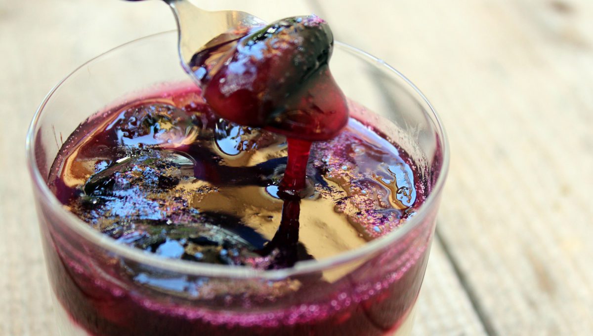 Crema de queso con jalea de uva, un postre delicioso y original