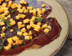 Cecina de caballo con melocotón y aceite de oliva Cecina de caballo con melocotón