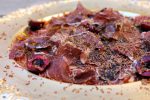 Cecina con chocolate, aceite de oliva y picotas Cecina con chocolate, aceite de oliva y picotas