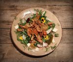 Ensalada de rúcula y gallo de corral en escabeche Ensalada de rúcula y gallo de corral en escabeche