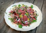 Ensalada de cabeza de jabalí Ensalada de cabeza de jabali y vinagreta de fruta de la pasion