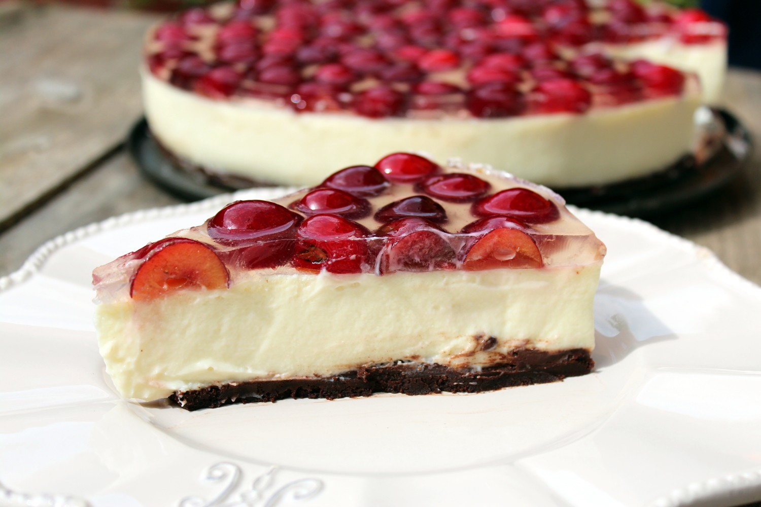 Tarta de queso y chocolate blanco con cerezas