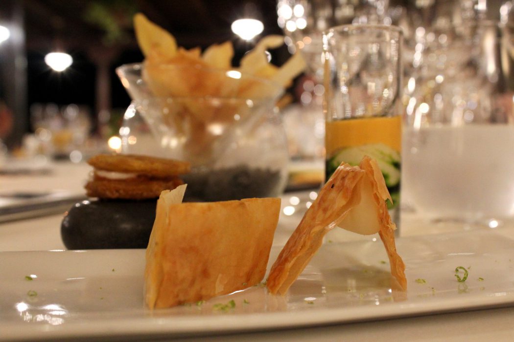 Aperitivos - Chips de tuberculos y platano canario - pinzas de queso Rojillo y lima - brandada de cherne negro y salmorejo de mandarina - oreo de chorizo de teror y yogurt de cabra Aperitivos - Chips de tuberculos y platano canario - pinzas de queso Rojillo y lima - brandada de cherne negro y salmorejo de mandarina - oreo de chorizo de teror y yogurt de cabra