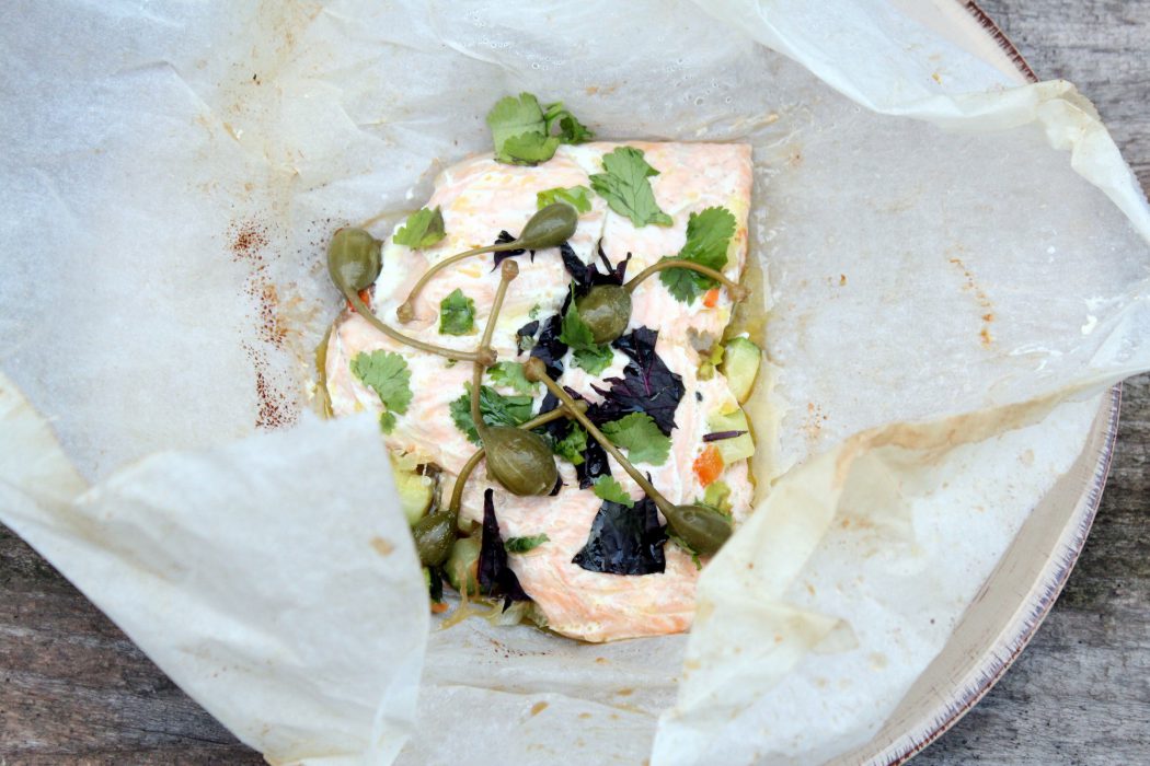 Salmón en papillote con verduras, sano y fácil de cocinar