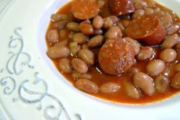Cazuela de judías pintas con chorizo, oreja y codillo, el guiso tradicional