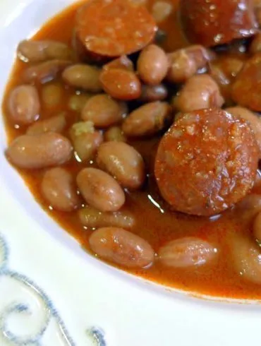 Cazuela de judías pintas con chorizo, oreja y codillo, el guiso tradicional