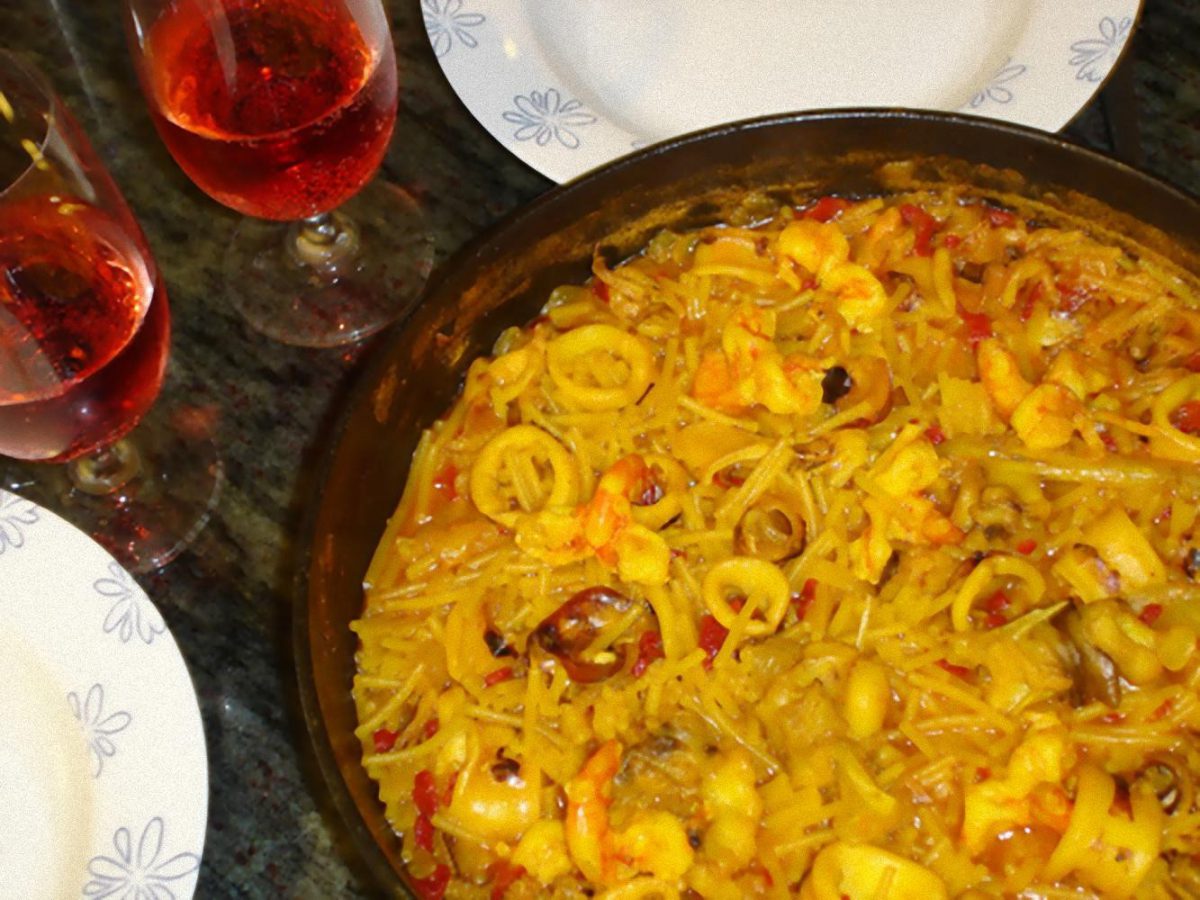 Calamares con fideos y langostinos