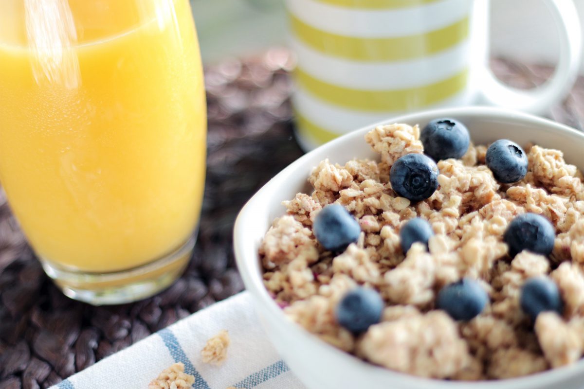 Desayuno zumo cereales bol