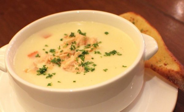 Crema de salmon al azafran con cebollino