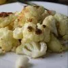 Fuente de coliflor al ajillo gratinada, con las láminas de ajo dorado por encima