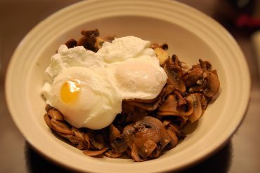 Huevos escalfados con Champiñones