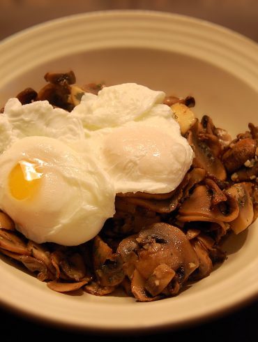 Huevos escalfados con Champiñones