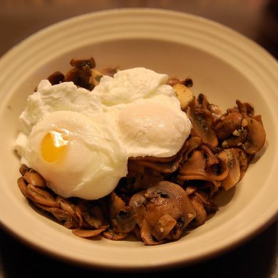 Huevos escalfados con Champiñones