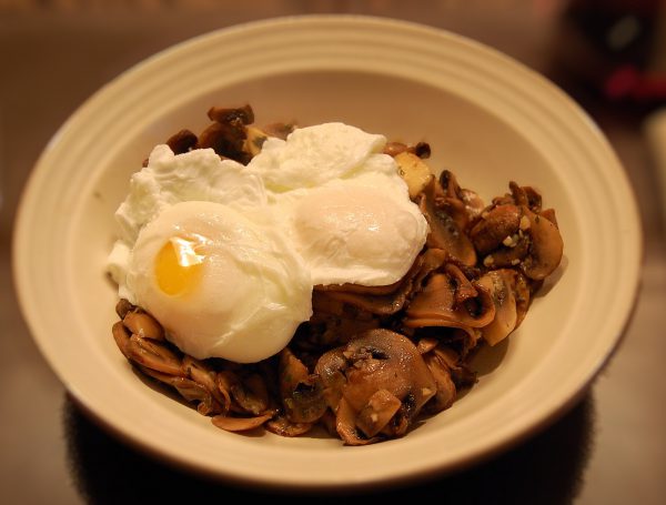 Huevos escalfados con champiñones