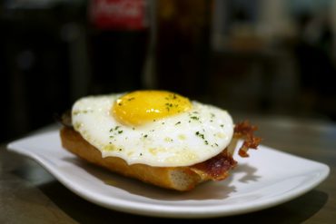 Tapa huevo pincho