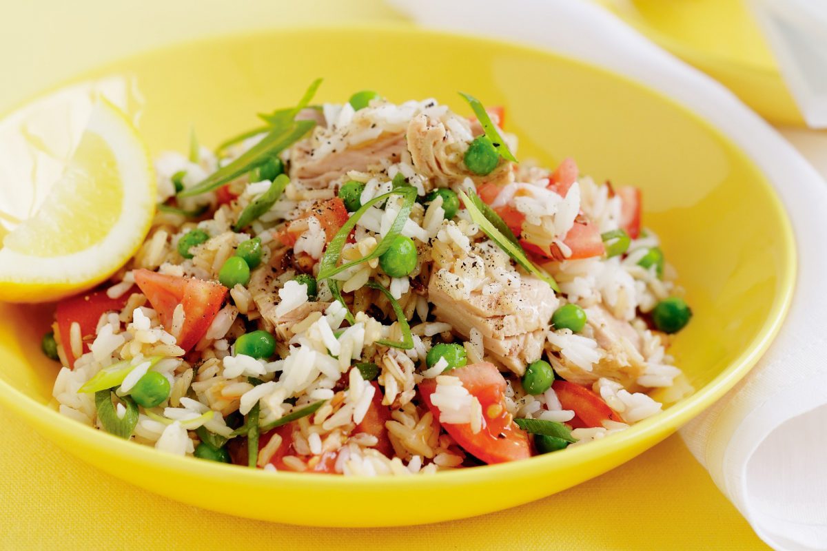 Arroz con verduras y atún fresco