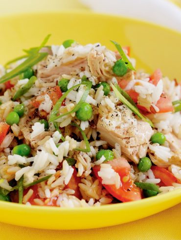 Arroz con verduras y atún fresco