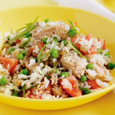 Arroz con verduras y atún fresco