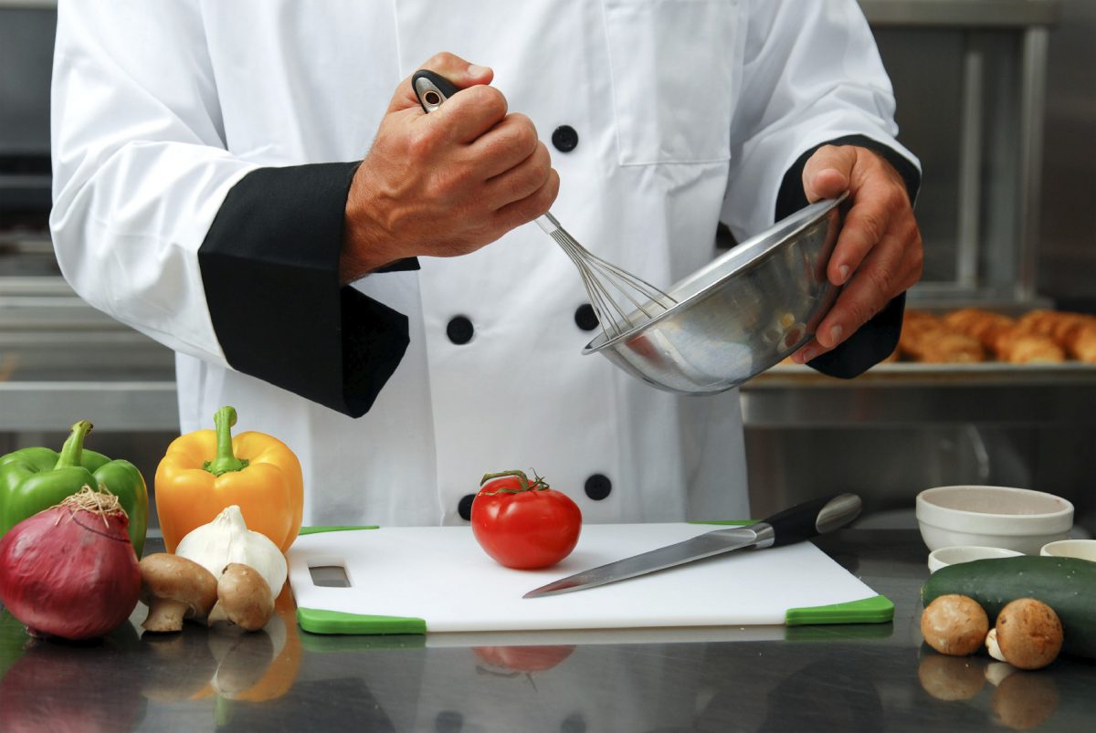 Cocinero trabajando con verduras