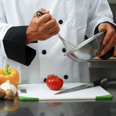 Cocinero trabajando con verduras