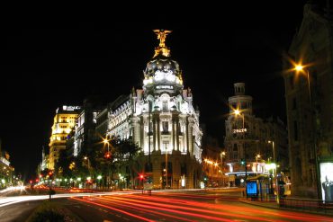 La Gran Vía de Madrid de noche