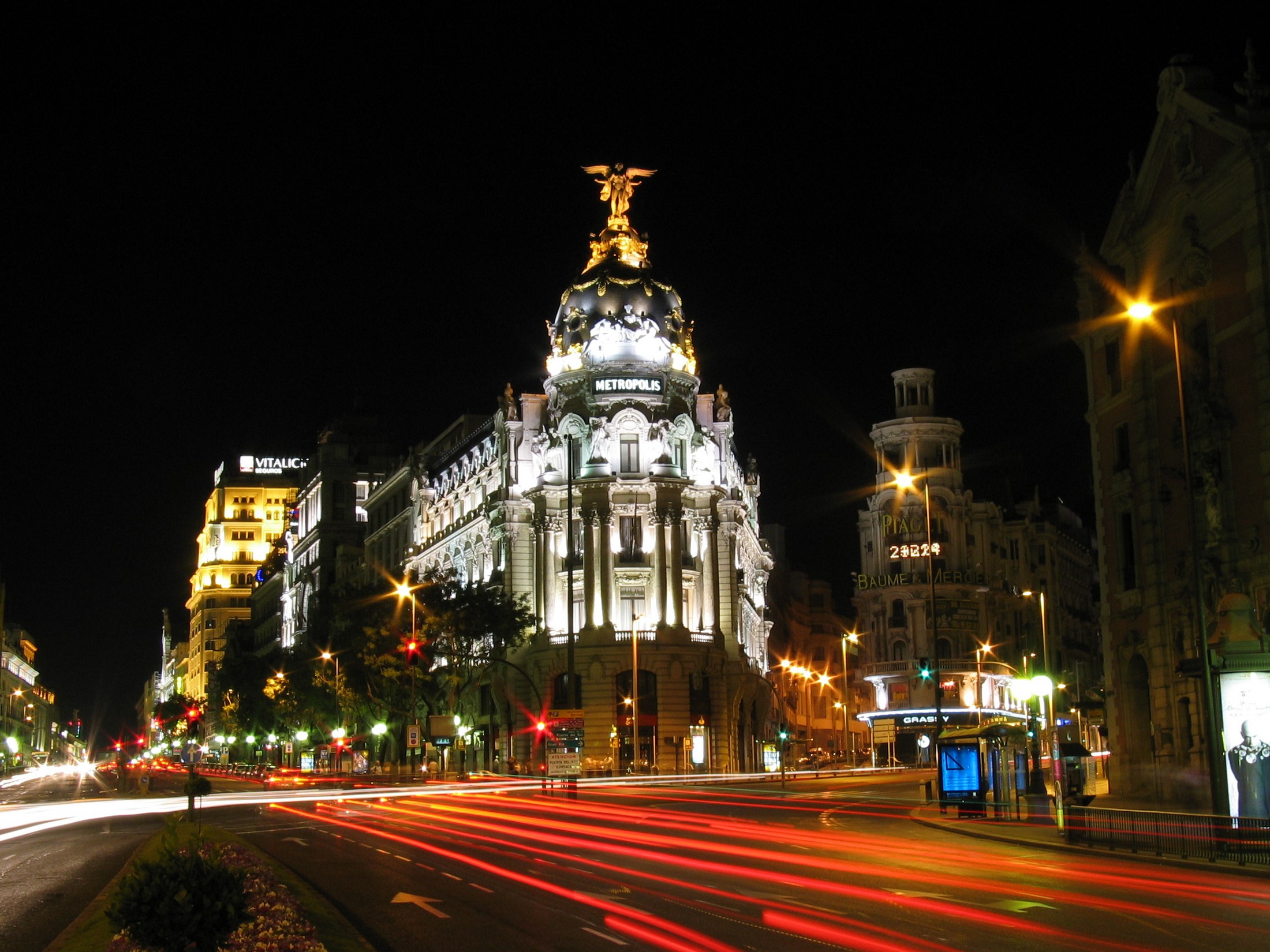 La Gran Vía de Madrid de noche