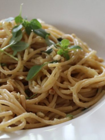 Pasta fresca con piñones y albahaca