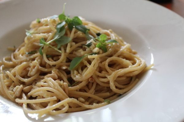 Pasta fresca con piñones y albahaca