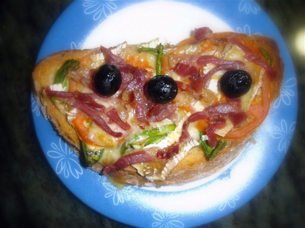 Tosta de jamón ibérico, queso y pimientos de Padrón