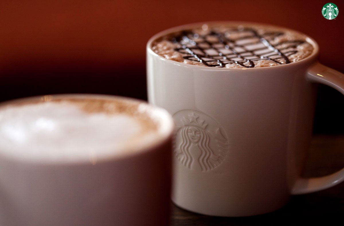 Starbucks quiere renovar su taza icónica - La Tercera