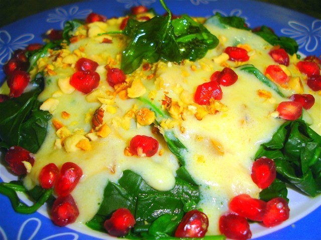 Espinacas a la crema de boletus con avellanas y granada.