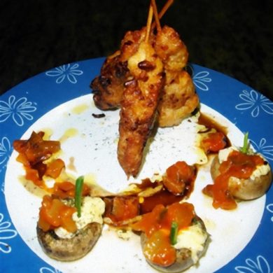 Pinchos de pavo rebozados en piñones