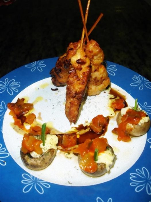 Pinchos de pavo rebozados en piñones