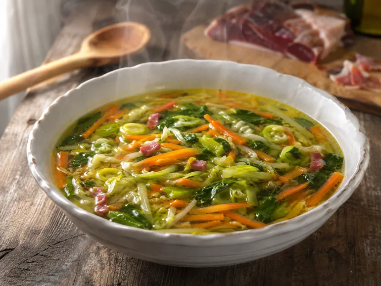 Sopa juliana de verduras con jamón