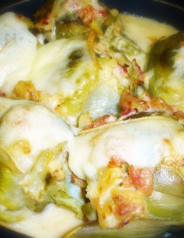 Alcachofas gratinadas con beicon y queso