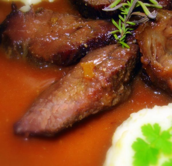 Carrillada al horno con puré de piñones