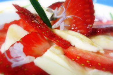 Ensalada de fresas con mozzarella a la flor de romero 1