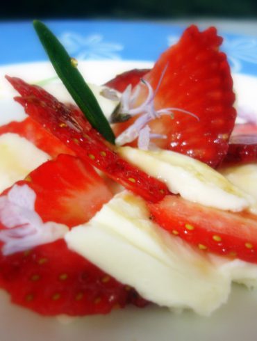 Ensalada de fresas con mozzarella a la flor de romero 1