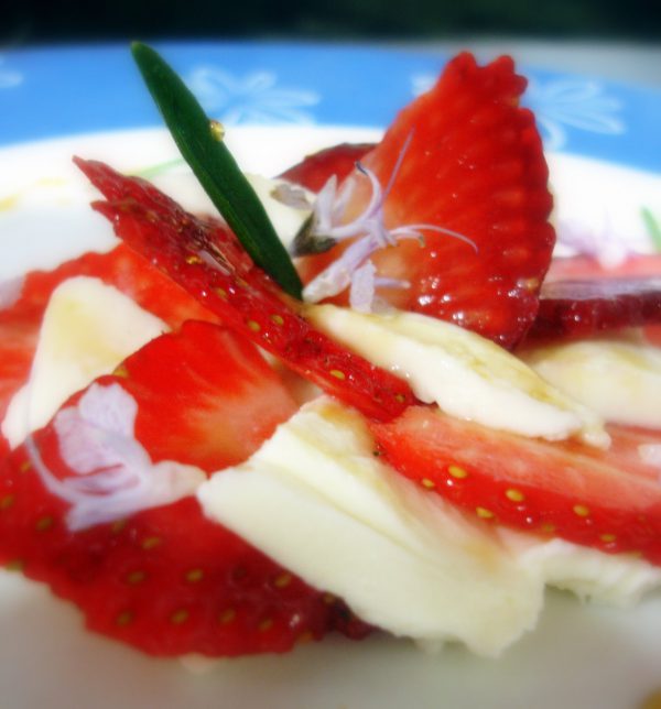 Ensalada de fresas con mozzarella a la flor de romero