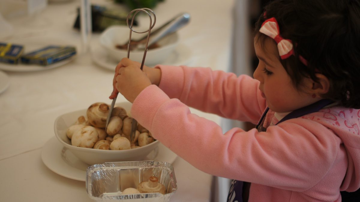 Niños cocinando