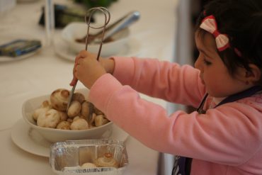 Niños cocinando