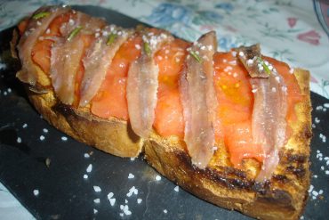 Tosta de anchoas con tomate