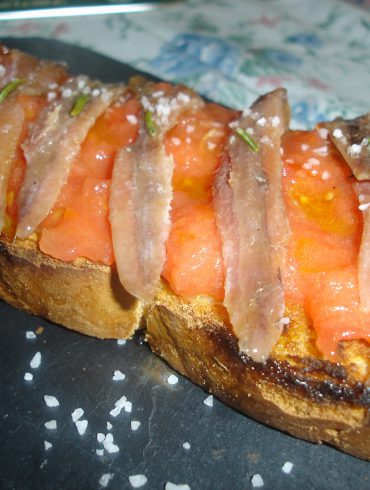 Tosta de anchoas con tomate