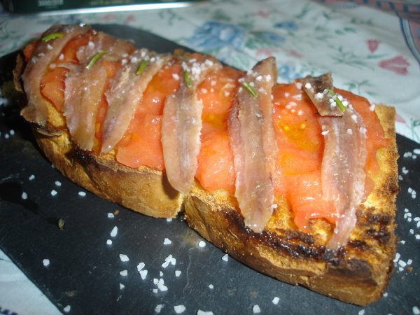 Tosta de anchoas con tomate